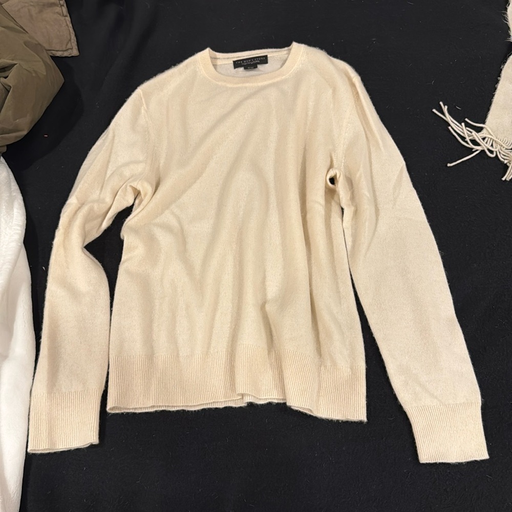 Men’s cream Bloomingdale’s 100% cashmere sweater size medium